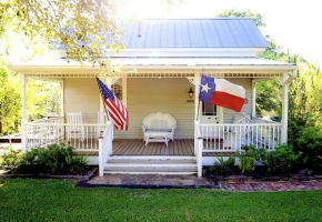 Circa 1900 - Historic - Romantic - Private - Pond - Fenced Yard - The Cottage at Chappell Hill